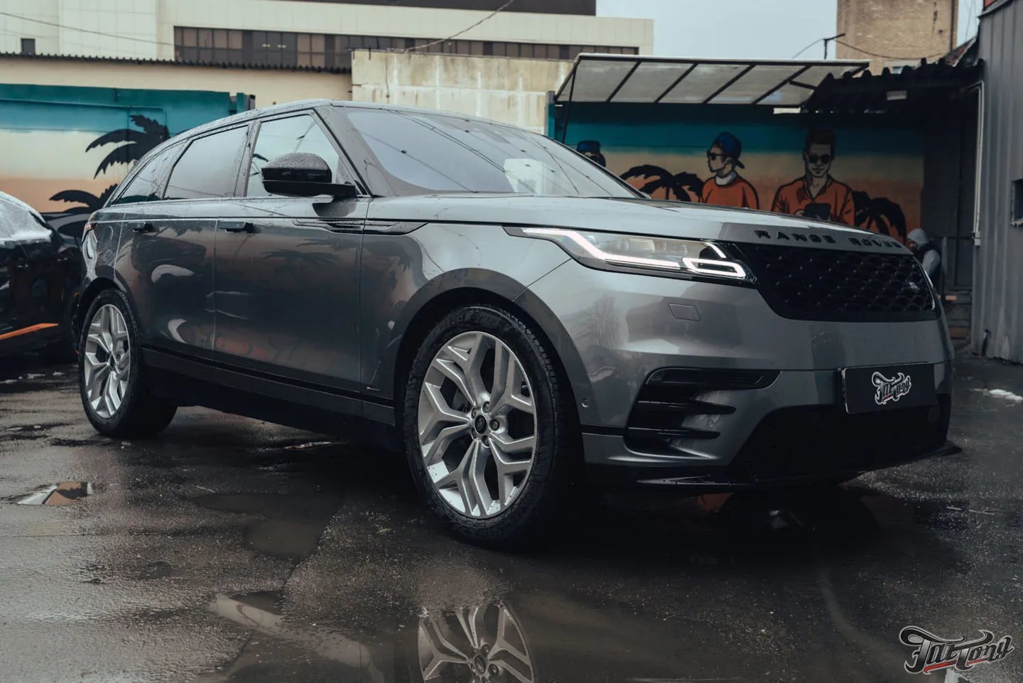 Окрас дисков, суппортов и насадок выхлопа на Range Rover Velar